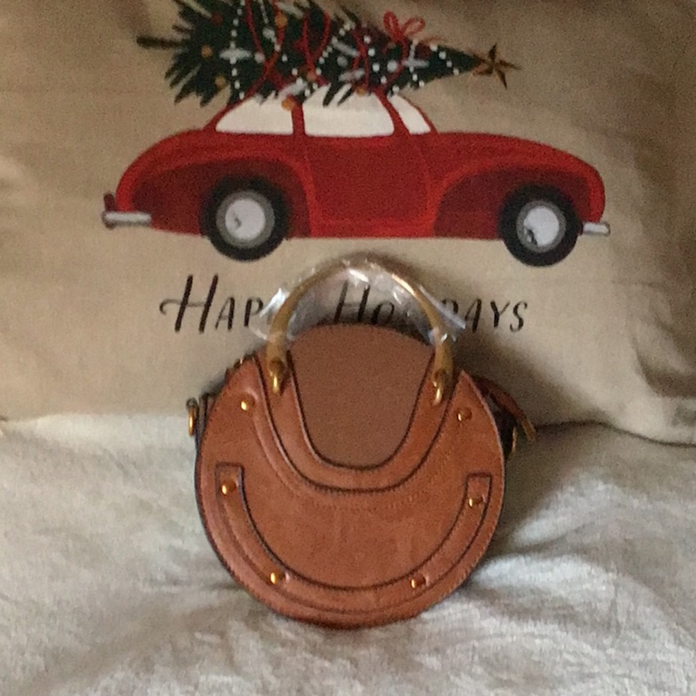🌲 Great find is this little round bag.🌲